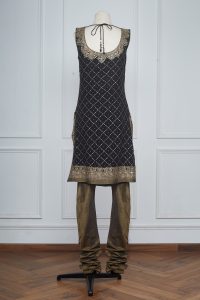 Black thread and sequin embroidered kurta set by Ritu Kumar (3)