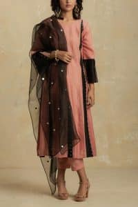 Pink mirror embroidery kurta set by Charkhee (1)