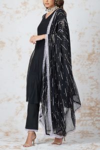 Black sequinned kurta set (2)
