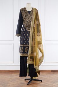 Black floral and paisley embroidered kurta set by Ritu Kumar (1)