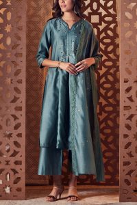 Turquoise stud embroidered kurta set by Charkhee (2)